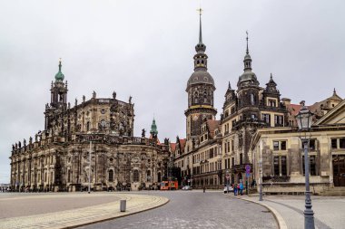 DRESDEN, Almanya - 3 Kasım 2023 Tiyatro Meydanı 'ndaki Dresden Şatosu ve Hofkirche manzarası.