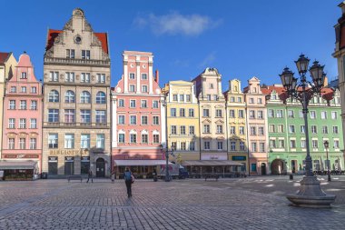 WROCLAW, POLAND - 4 Kasım 2023 Bunlar Pazar Meydanı 'ndaki tarihi evler.