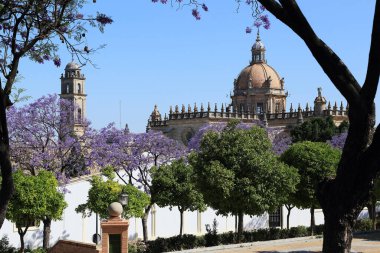 JEREZ DE LA FRONTERA, İspanya - 22 Mayıs 2017: Bu Alameda Vieja Alley katedralinin kubbe ve çan kulesinin görüntüsü.