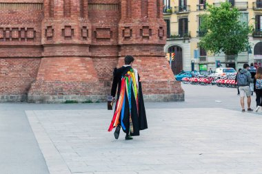 BARCELONA, SPAIN - 12 Mayıs 2017: Bu, şehir sokaklarını terk eden, sahne kostümlü kimliği belirsiz bir sokak müzisyeni..