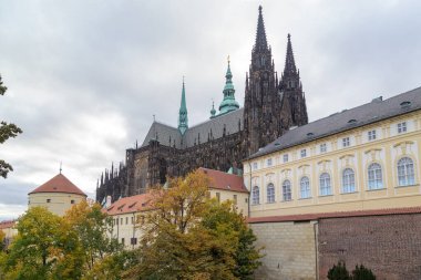 PRAG, CZECH - 26 Ekim 2023 Bu Prag Kalesi 'ndeki St. Vitus Katedrali' nin bir görüntüsü.