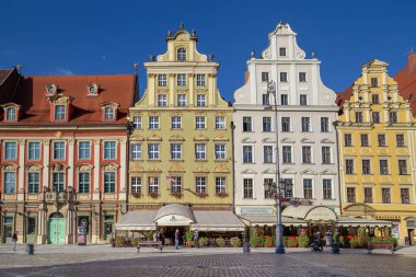 WROCLAW, POLAND - 4 Kasım 2023 Bunlar Pazar Meydanı 'ndaki tarihi evler.