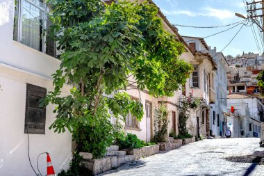 KUSADASI, TURKEY - JINE 2, 2021: Bu Sevda Tepesi üzerinde turist olmayan eski bir kasabanın yerleşim yeridir..