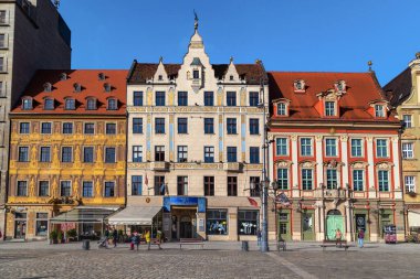 WROCLAW, POLAND - 4 Kasım 2023: Market Meydanı 'ndaki bir grup tarihi bina (Seçmenler Evi, Mavi Güneş Altındaki Ev, Altın Güneş Altındaki Ev).