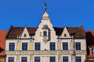 WROCLAW, POLAND - 4 Kasım 2023: Bu, Pazar Meydanı 'nda, Mavi Güneş Altında Ev adlı tarihi binanın ön kısmının bir parçası..