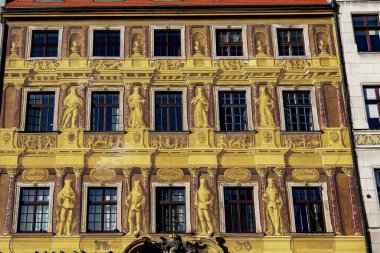 WROCLAW, POLAND - 4 Kasım 2023: Bu, Pazar Meydanı 'ndaki tarihi Seçmenler Meclisi' nin ön cephesinin bir parçası.