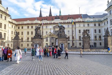 PRAG, CZECH - 26 Ekim 2023 Bunlar Prag Kalesi 'nin Dev Kapısı' ndaki kimliği belirsiz turist grupları..