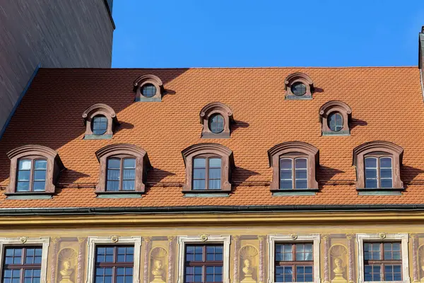 WROCLAW, POLAND - 4 Kasım 2023 Bunlar şehir merkezindeki tarihi bir evin tavan arası ve yurt pencereleri..