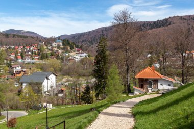 BÜSTENİ, ROMANIA - 3 Mayıs 2023: Bu Bucegi Dağlarının eteğindeki vadideki kasabanın görüntüsü.