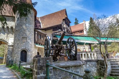 SINAIA, ROMANIA - 3 Mayıs 2023: bu eski bir top, Kraliyet Peles Kalesi 'nin kapısında bir kaide üzerine yerleştirilmiş.
