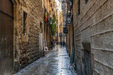 BARCELONA, İSPAN - 17 Mayıs 2017: Bu, La Ribera 'nın eski şehir bölgesinin bahar yağmurundan sonraki dar yaya sokaklarından biridir..