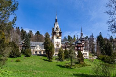 SINAIA, ROMANIA - 3 MAYIS 2023: 19. ve 20. yüzyılların sonunda eklektik tarzda inşa edilen Kraliyet Peles Kalesi.