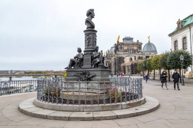 DRESDEN, GERMANY - 3 Kasım 2023: Brull Terrace 'daki heykeltıraş Ernst Rietschel' e ait bir anıt.