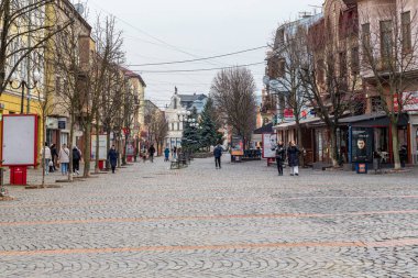 MUKACHEVO, UKRAINE - MARTH 5, 2023: Bu bir bahar akşamı yaya tarihi şehir merkezi.