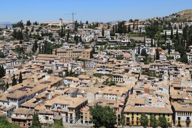 Granada, İspanya - 20 Mayıs 2019: Bu, ortaçağ İspanya 'sından miras kalan Albaicin bölgesinin mimari ve planının havadan görünüşü..