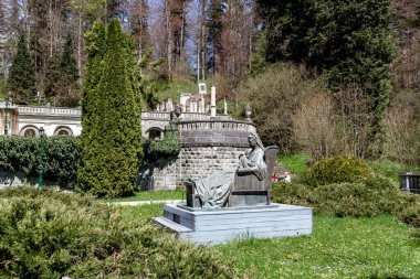 SINAIA, ROMANIA - 3 Mayıs 2023: Bu Peles Kalesi parkında Kraliçe Elizabeth 'e ait bir anıtın bulunduğu teras.