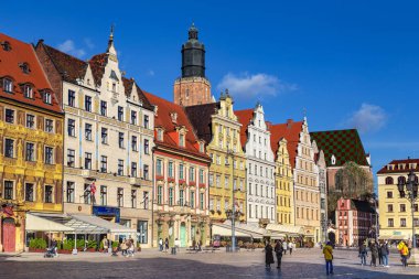WROCLAW, POLAND - 4 Kasım 2023 Bunlar Pazar Meydanı 'ndaki tarihi evler.