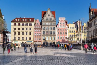 WROCLAW, POLAND - 4 Kasım 2023 Bunlar Pazar Meydanı 'ndaki tarihi evler.