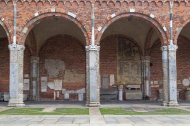 MILAN, ITALY - 17 Mayıs 2018: Bu, San Ambrogio Bazilikası 'nın (12. yüzyıl) avlusundaki portonun bir parçasıdır.).