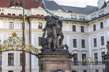 PRAG, CZECH - 26 Ekim 2023 Bu Prag Kalesi 'ndeki Titan Geçidi' ndeki heykellerden biri.