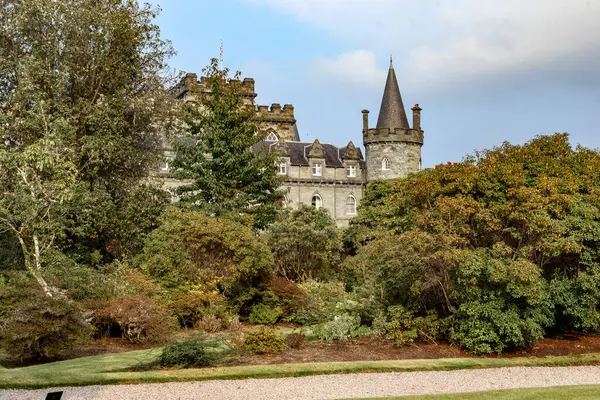 TEKRAR, GREAT BRITAIN - 12 EYLÜL 2014: Bu, Inveraray Şatosu kulelerinin sonbaharda kale parkının yollarından bir görüntüsü..