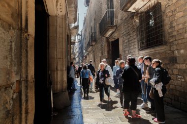 BARCELONA, İspanya - 17 Mayıs 2017: Burası turistlerle dolu ortaçağ sarayları ve müzeleriyle La Ribera bölgesindeki ünlü Calle de Montcada.