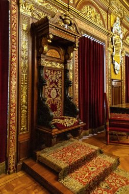 SINAIA, ROMANIA - 3 Mayıs 2023: Bu Peles Kalesi 'ndeki tahtı olan kraliyet kabul salonunun bir parçası.