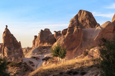 Bunlar Kapadokya 'daki Hayal gücü Vadisi' nin gün batımındaki tuhaf kayaları..