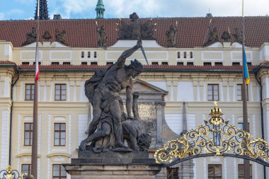 PRAG, CZECH - 26 Ekim 2023 Bu Prag Kalesi 'ndeki Titan Geçidi' ndeki heykellerden biri.
