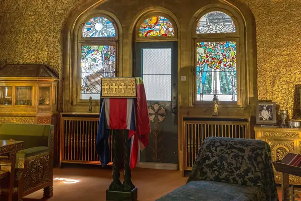 stock image SINAIA, ROMANIA - MAY 3, 2023: This is a pedestal with the casket containing Queen Mary's heart in the Golden Room of Pelesor Castle.