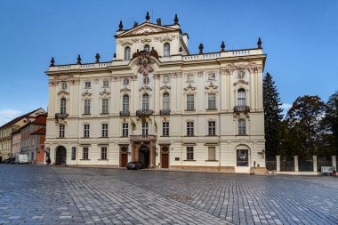 PRAG, CZECH - 26 Ekim 2023 Hradcanska Meydanı 'ndaki Başpiskopos Sarayı' nın antik binası..