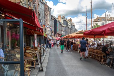 HONFLEUR, FRANCE - 1 Eylül 2019: Eski şehrin turizm hayatının merkezinde yer alan Saint-Catherine Quay.