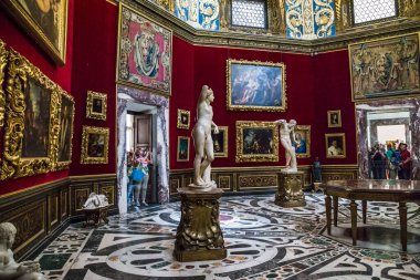 FLORENCE, ITALY - 18 EPTEMBER 2018: Bu aslen Medici ailesinin sanatsal hazinelerini barındıran Uffizi Tribune sekizgen salonu.
