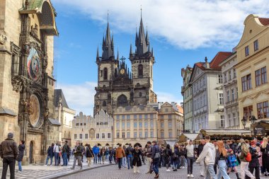 PRAG, CZECH - 26 Ekim 2023 Bu, belediye binasının saat kulesinden Tyn Tapınağı ile Eski Şehir Meydanı 'nın bir görüntüsü.