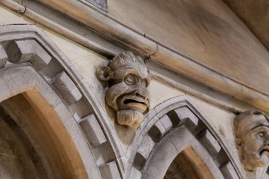 LONDON, GREAT BRITAIN - 19 Eylül 2014: Tapınak Kilisesi 'nin iç duvarlarında insan yüzünün grotesk portresi.