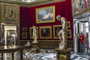 FLORENCE, ITALY - 18 EPTEMBER 2018: Bu aslen Medici ailesinin sanatsal hazinelerini barındıran Uffizi Tribune sekizgen salonu.