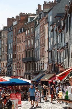 HONFLEUR, FRANCE - 1 Eylül 2019: Eski şehrin turizm hayatının merkezinde yer alan Saint-Catherine Quay.