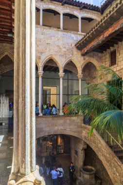 BARCELONA, İSPAN - 11 Mayıs 2017: Bu eski ortaçağ Gotik malikanelerinden birinin iç avlusu.