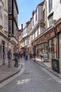 CANTERBURY, GREAT BRITAIN - 15 Mayıs 2014: Burası şehrin tarihi merkezindeki dar sokaklardan biri.