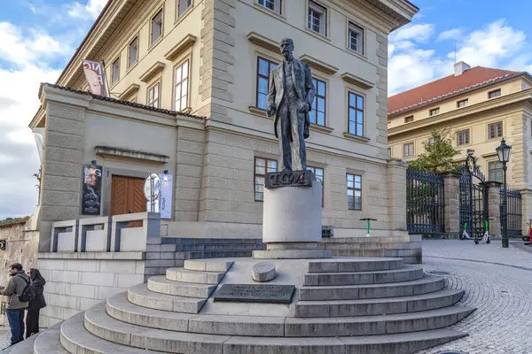 PRAG, CZECH - 26 Ekim 2023: Bu Hradcany Meydanı 'ndaki Çekoslovakya' nın ilk başkanı Tomas Massaryk 'ın anıtı..