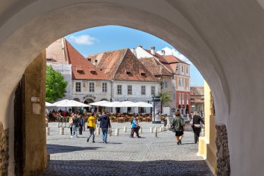 SIBIU, ROMANIA - 5 Mayıs 2023 Bu Büyük Meydan ile Little Square arasındaki Konsey Kulesi 'nin altında kemerli bir geçit.