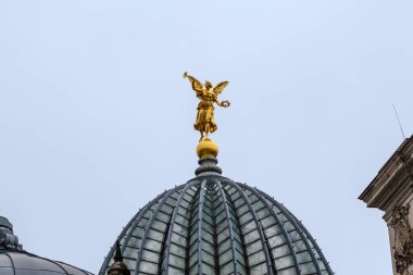 DRESDEN, GERMANY - 3 Kasım 2023: Bu kanatlı Greko-Romen tanrıçası Fama 'nın trompet ve çelenkli, kubbeyi süsleyen yaldızlı bir heykeli..