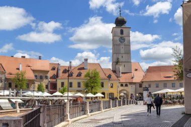 SIBIIU, ROMANIA - 5 Mayıs 2023: Bu Küçük Meydan ve Konsey Kulesi manzarası.