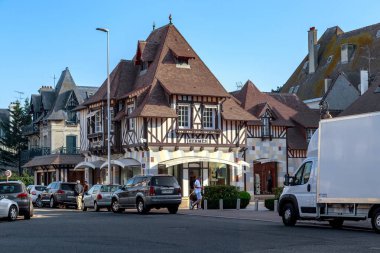 DEAUVILLE, FRANCE - 1 Eylül 2019: Bu, 19. yüzyılın sonlarından - 20. yüzyılın başlarına kadar stilize edilmiş antik binaların bulunduğu sahil beldesi kentinin sokaklarından biri..