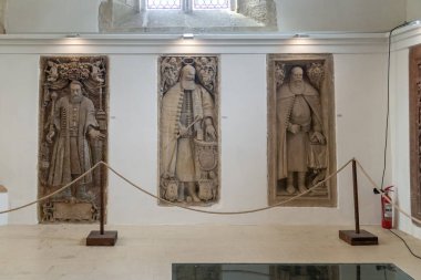 SIBIU, ROMANIA - 5 Mayıs 2023 Evanjelik Katedral 'in duvarlarındaki antik mezar taşları.