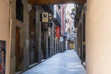 BARCELONA, İSPAN - 17 Mayıs 2017: Bu, La Ribera 'nın eski şehir bölgesinin dar yaya sokaklarından biridir..