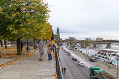 DRESDEN, GERMANY - 3 Kasım 2023: Bulutlu bir sonbahar gününde Elbe seti üzerindeki Bruhl Terrace 'dan bir görüntü.