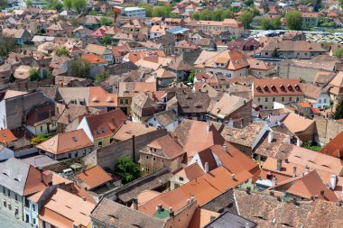 SIBIU, ROMANIA - 5 Mayıs 2023: Bu Evanjelik Katedral 'in yüksekliğinden Aşağı Şehir bölgesinin çatılarının hava görüntüsü.