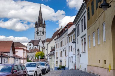 SIBIU, ROMANIA - 5 Mayıs 2023: Burası Evanjelik Katedral manzaralı tarihi şehir merkezinin sokaklarından biridir..
