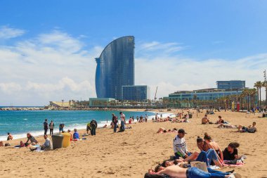 BARCELONA, SPAIN - 11 Mayıs 2017: Bunlar eski bir sanayi bölgesinin bulunduğu Barceloneta bölgesindeki kumlu plajlarda tanımlanamayan tatilciler.